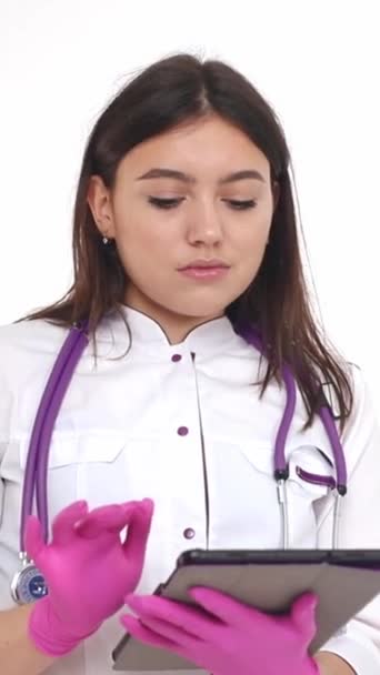 Šťastná Žena Lékař Nosí Fialové Šaty Košili Růžové Rukavice Používá — Stock video