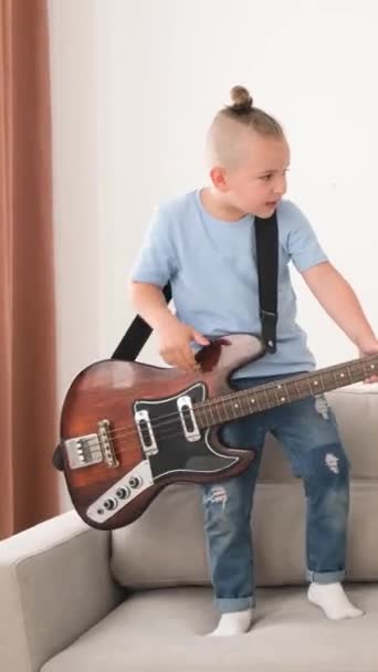 Jovem Músico Senta Sofá Dedos Tocando Uma Guitarra Mostrando Sua — Vídeo de Stock