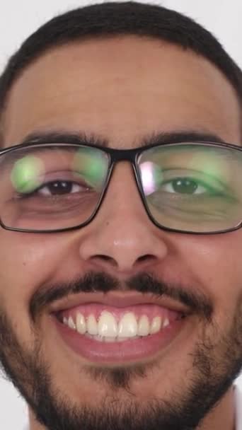 Hombre Con Una Sonrisa Con Gafas Tiene Barba Expresión Facial — Vídeo de stock