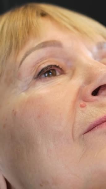 Detaljerad Bild Kvinnas Ansikte Fångar Hennes Leende Uttryck Visa Upp — Stockvideo