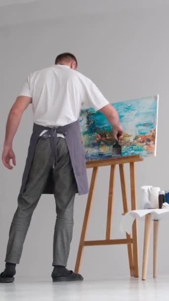 Man Utilizing Easel Paint Picture Using Gestures Apply Paint Canvas — Stock Video