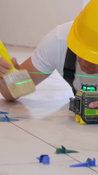 Inżynier Ubraniu Roboczym Wysokiej Widoczności Układa Podłogę Pomocą Lasera Nosząc — Wideo stockowe