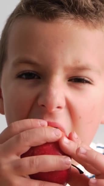 소년은 감고있는 자신의 눈썹에 질감을 느끼고 사과를 절약합니다 — 비디오