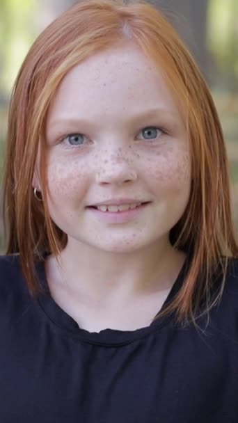 Uma Jovem Feliz Com Cabelos Vermelhos Sardas Está Piscando Belo — Vídeo de Stock