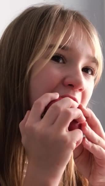 Young Girl Using Her Hands Eat Apple Feeling Its Texture — Stock Video