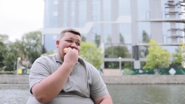 Portret Van Een Man Met Overgewicht Die Buiten Zit Een — Stockvideo