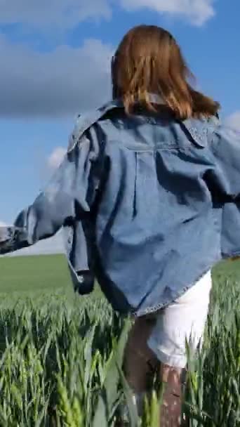 Una Joven Con Una Chaqueta Mezclilla Azul Eléctrico Corre Alegremente — Vídeos de Stock