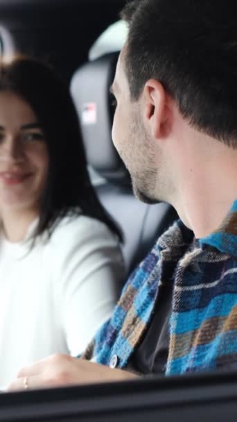 Пара Сидить Разом Ділячись Автомобілями Задньому Сидінні Посміхаючись Один Одному — стокове відео