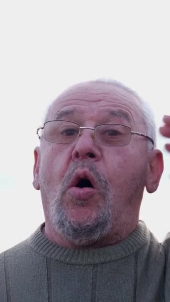Gözlüklü Sakallı Sakallı Bir Adam Doğrudan Kameraya Bakıyor Kırışıklık Gösteriyor — Stok video
