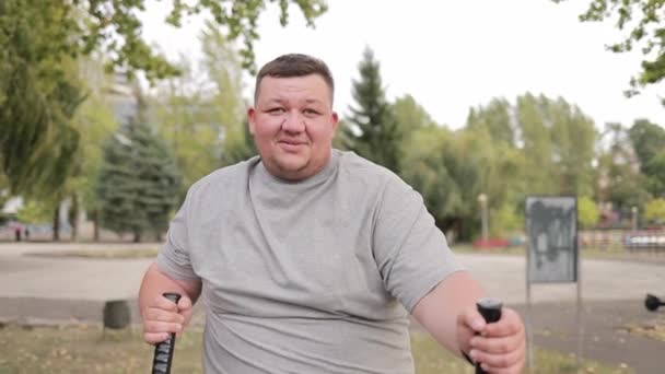 Επίμονος Ικανοποιημένος Υπέρβαρος Άνδρας Γκρι Shirt Που Τρέχει Στο Μηχάνημα — Αρχείο Βίντεο