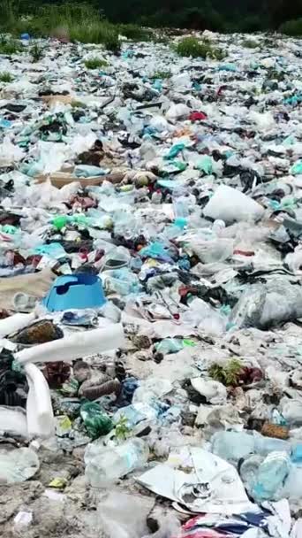 Ein Gewaltiger Müllhaufen Verschmutzt Die Natürliche Landschaft Des Feldes Schädigt — Stockvideo