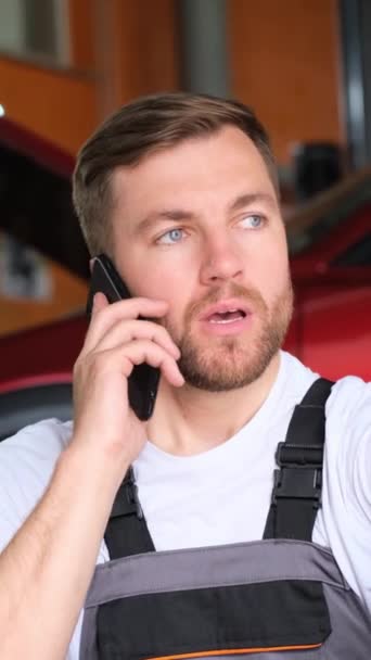 Een Man Met Gezichtshaar Een Baard Praat Een Mobiele Telefoon — Stockvideo