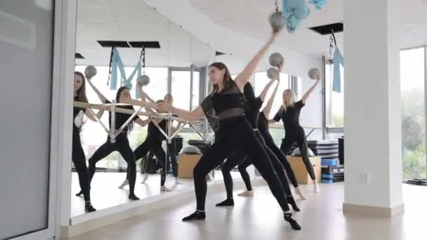 Bir Grup Kadın Aynalarla Çevrili Bir Dans Stüdyosunda Eğlenceli Enerjik — Stok video