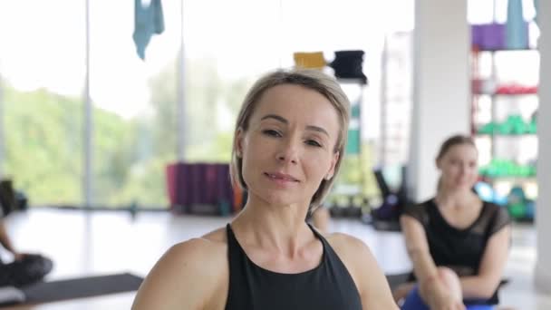 Kolsuz Gömlek Etkin Bir Tank Giyen Bir Kadın Yoga Minderinde — Stok video