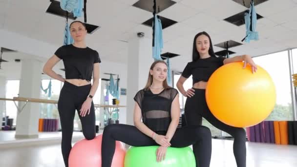 Tişört Şort Giyen Kadın Spor Salonunda Egzersiz Toplarının Üzerinde Otururken — Stok video