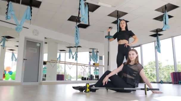 Dwie Kobiety Siedzące Sali Gimnastycznej Zachowujące Równowagę Imprezę Fitness Noszące — Wideo stockowe