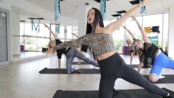 Grupa Kobiet Aktywnych Spodniach Ćwiczy Jogę Podłodze Sali Gimnastycznej Skupiając — Wideo stockowe
