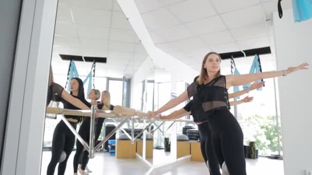 Bir Grup Kadın Aynalı Duvarlar Cam Pencerelerle Çevrili Bir Dans — Stok video