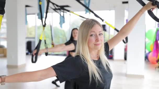 Grupp Kvinnor Deltar Trx Övningar Gymmet Med Fokus Ledrörelser Arm — Stockvideo