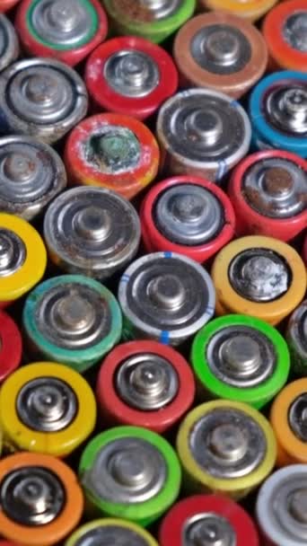 Een Stapel Batterijen Verschillende Kleuren Groen Licht Magenta Vormen Een — Stockvideo