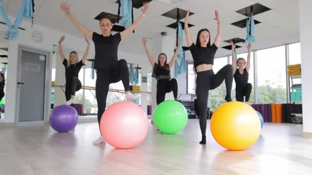 Aktif Pantolon Giyen Bir Grup Kadın Spor Salonunda Eğlenceli Eğlenceli — Stok video
