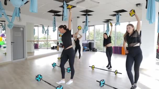 Grupa Kobiet Angażuje Się Ćwiczenia Budynku Sali Gimnastycznej Używając Sprzętu — Wideo stockowe