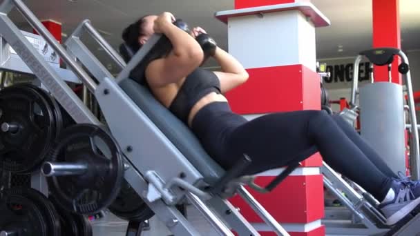 Smal Uppumpad Kvinna Utför Övningar Benstyrkemaskin Komplex Styrketränare Gymmet — Stockvideo