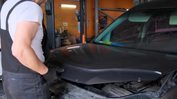 Seorang Pria Samping Kendaraan Dengan Kerusakan Kap Mobil Dan Bumper — Stok Video