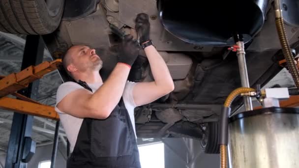 Hombre Está Trabajando Una Pieza Automóvil Debajo Coche Garaje Compartiendo — Vídeo de stock