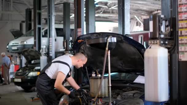 Hombre Está Reparando Vehículo Garaje Trabajando Neumáticos Ruedas Exterior Del — Vídeo de stock