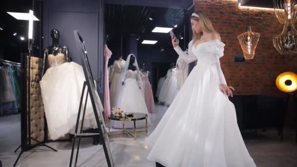 Das Mädchen Steht Vor Dem Spiegel Junge Braut Probiert Hochzeitskleid — Stockvideo