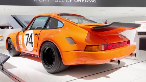 Porsche Oranye Yang Mencolok Dihiasi Dengan Nomor Ditangkap Dalam Tembakan — Stok Video