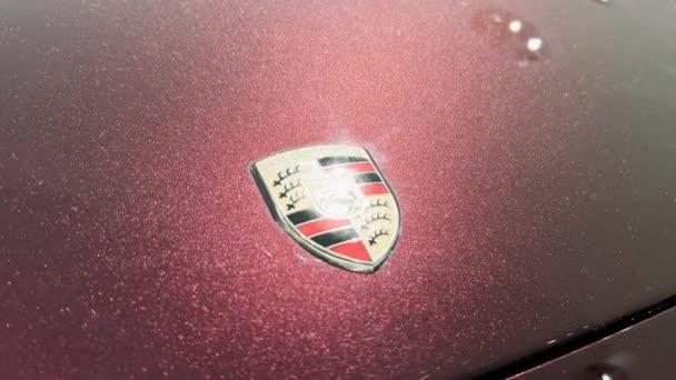 ポルシェのフード上の自動車ロゴのマクロ写真 自動車照明 車外装 自動車部品の詳細を表示する — ストック動画