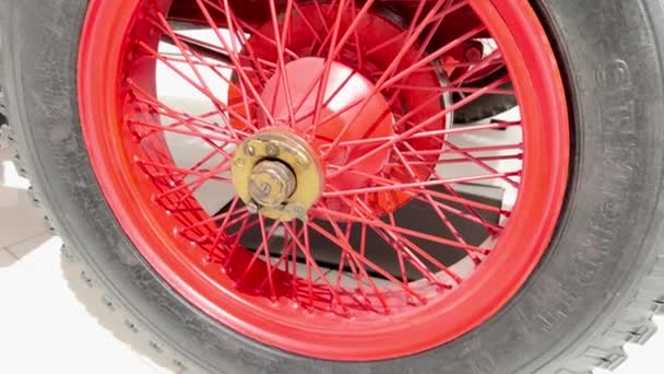 Детальний Вид Червоне Колесо Транспортному Засобі Нагадує Велосипедне Колесо Шиною — стокове відео