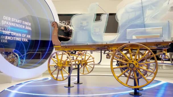Uma Exposição Exibindo Uma Carruagem Puxada Cavalo Com Rodas Pneus — Vídeo de Stock