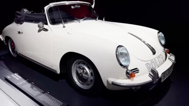 Lastikleri Tekerlekleri Olan Beyaz Bir Porsche Siyah Bir Yüzeye Park — Stok video