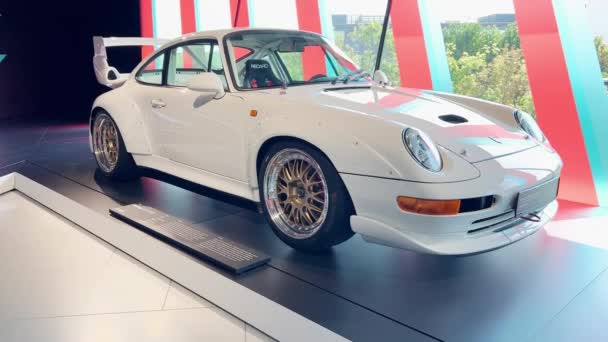 Een Witte Porsche 911 Gt2 Wordt Weergegeven Een Showroom Met — Stockvideo
