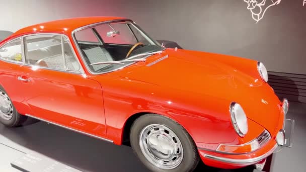 Červené Porsche 911 Automobilový Design Zaparkovaný Garáži Vedle Jiných Vozidel — Stock video