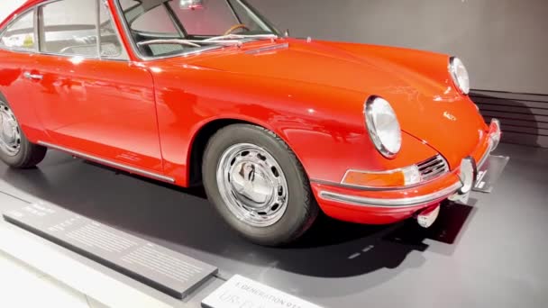 Een Rode Porsche 911 Een Iconische Sportauto Wordt Tentoongesteld Een — Stockvideo