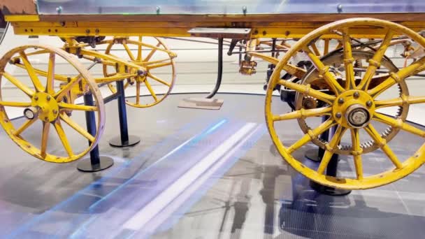 Masadaki Ahşap Bir Vagonun Ayrıntılı Görüntüsü Sarı Tekerlek Jantlarını Tellerini — Stok video