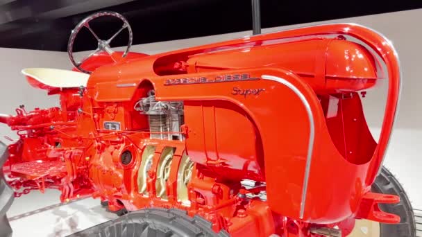 Červený Traktor Vybavený Volantem Vystaven Muzeu Představuje Motorová Vozidla Automobilové — Stock video