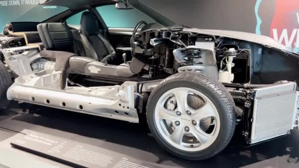 Egy Autó Alváz Asztalon Bemutatva Jármű Szerkezetét Beleértve Kerekeket Gumiabroncsokat — Stock videók