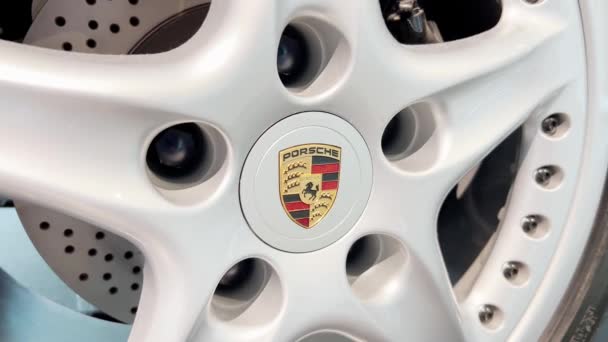 Λεπτομερής Εικόνα Τροχού Porsche Λογότυπο Σχεδίαση Αυτοκινήτου Σύνθετο Υλικό Και — Αρχείο Βίντεο