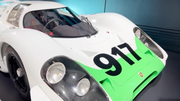 Белый Зеленый Гоночный Автомобиль Номером 917 Спереди Демонстрирующий Автомобильный Дизайн — стоковое видео