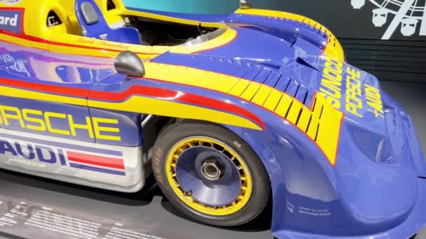 Ein Blau Gelber Rennwagen Mit Autoreifen Und Rädern Steht Auf — Stockvideo