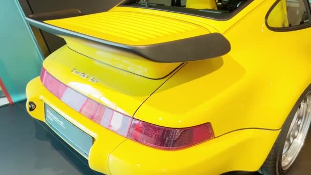 Achterkant Van Een Gele Porsche 911 Turbo Wordt Weergegeven Die — Stockvideo