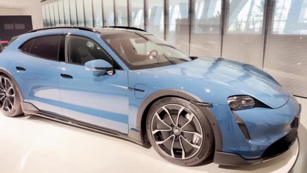 Porsche Taycan Turbo Azul Con Ruedas Aleación Exhibe Showroom Automotriz — Vídeo de stock