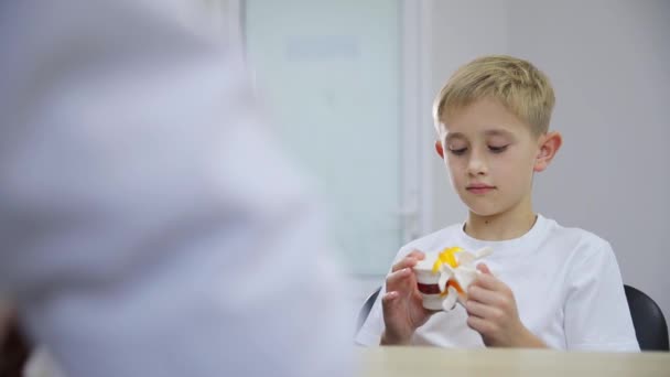Criança Loira Senta Feliz Mesa Segurando Sua Garrafa Remédio Meio — Vídeo de Stock