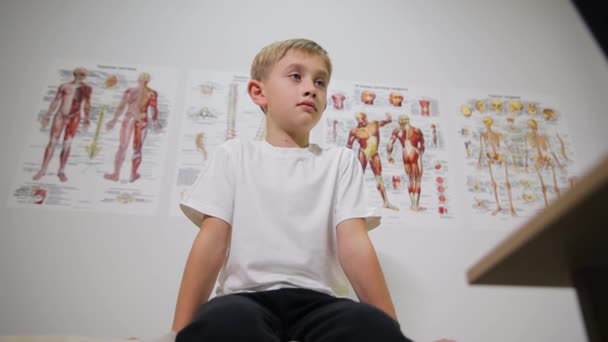 Médico Ortopédico Examina Costas Menino Tratamento Crianças Médico Infantil — Vídeo de Stock
