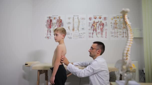 Tratamiento Escoliosis Niños Médico Ortopédico Examina Espalda Niño Médico Niños — Vídeo de stock